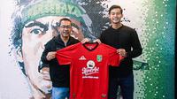 Kiper muda Indonesia, Satria Tama, resmi bergabung bersama Persebaya Surabaya untuk musim kompetisi 2021. (Dok. Persebaya)