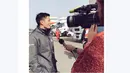 Rio Haryanto saat diwawancara media asing di paddock Manor Racing saat tes pramusim F1 2016 di Sirkuit Catalunya, Barcelona, Spanyol, (23/2/2016). (Bola.com/Twitter)