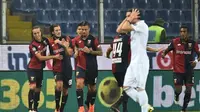 Para pemain Genoa merayakan gol ke gawang AC Milan pada laga Serie A di Luigi Ferraris, Genoa, Selasa (25/10/2016). (AFP/Giuseppe Cacace)