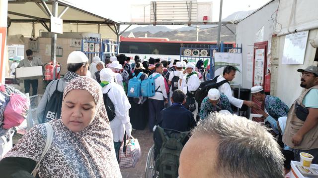 Jemaah haji Indonesia yang mengambil nafar awal bersiap meninggalkan tenda Mina menuju hotel di Makkah pada 12 Dzulhijjah 1444 atau 30 Juni 2023.