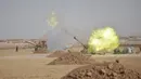 Pasukan Khusus Irak menembakan senjata artileri saat pertempuran dengan pasukan ISIS di selatan Mosul, Irak, Sabtu (29/10). Pasukan Khusus Irak terus menggempur ISIS yang menguasai kota Mosul. (REUTERS)