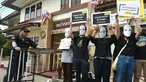 Aktivis dari Amnesty International melakukan aksi tolak eksekusi hukuman mati dengan suntik di depan penjara Bang Kwang di Nonthaburi, Bangkok (19/6). Pemerintah Thailand telah melakukan eksekusi pertama sejak 2009. (AFP PHOTO / Romeo Gacad)