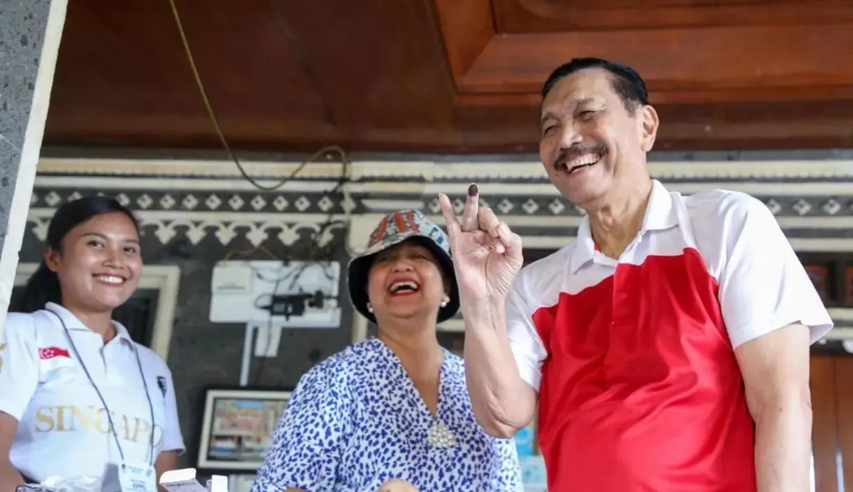 Menteri Koordinator Bidang Kemaritiman dan Investasi, Luhut Binsar Pandjaitan turut nyoblos di Pulau Dewata karena bertepatan dengan rapat persiapan World Water Forum 2024. ia tampil mengenakan kaus poio warna merah-putih [@luhut.pandjaitan]