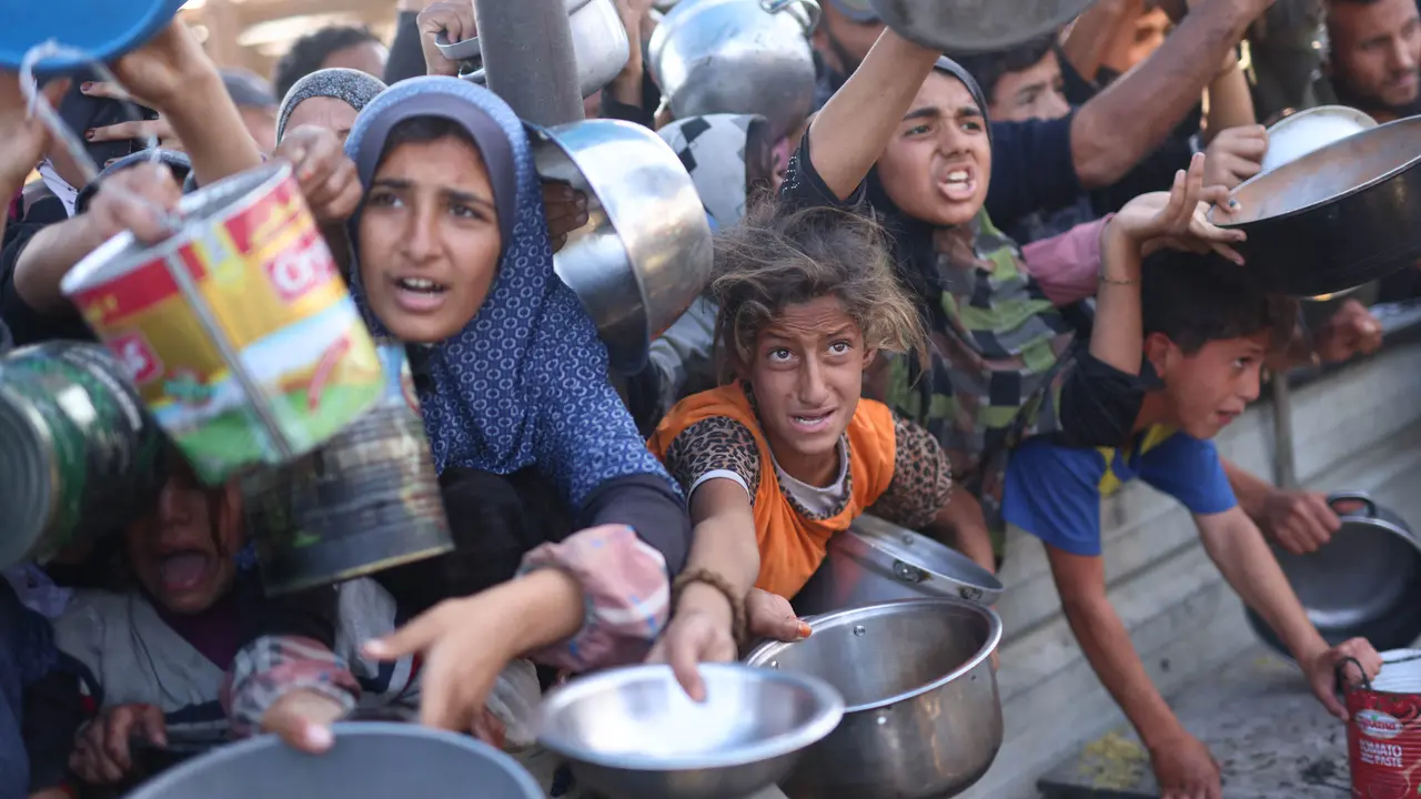 Krisis Pangan di Gaza, Rintih Tangis Anak-anak Pengungsi Palestina Saat Antre Makanan