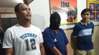 Tersangka penyebar hoaks teror bom di kereta jurusan Merak-Rangkasbitung itu ditangkap saat sahur bersama keluarganya. (Liputan6.com/Yandhi Deslatama)