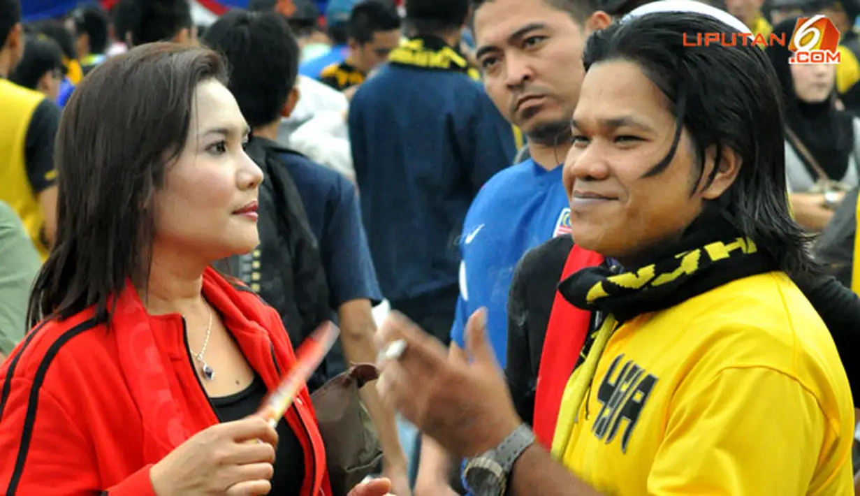 Suporter Laga Pertandingan Piala AFF Suzuki 2012 antara Malaysia vs Indonesia di Stadion Bukit Jalil, Kuala Lumpur, Malaysia, pada 1 November 2012.