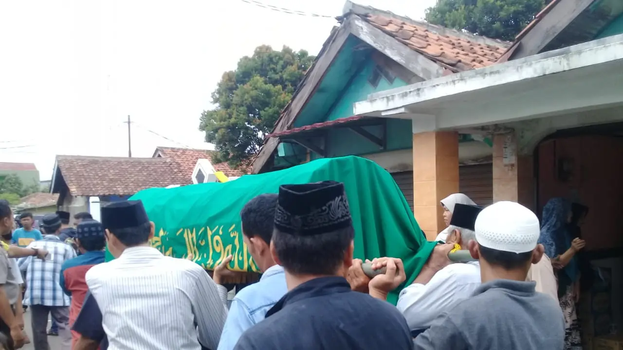Jenazah seorang korban tsunami Anyer diarak unguk dimakamkan di Tangerang
