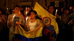 Para pendukung kesepakatan damai berkumpul menggelar aksi diam di Bolivar Square, Bogota, di ibu kota Kolombia, Rabu (5/10). Pendukung kesepakatan damai antara pemerintah Kolombia dan kelompok pemberontak sayap kiri FARC. (REUTERS/John Vizcaino)
