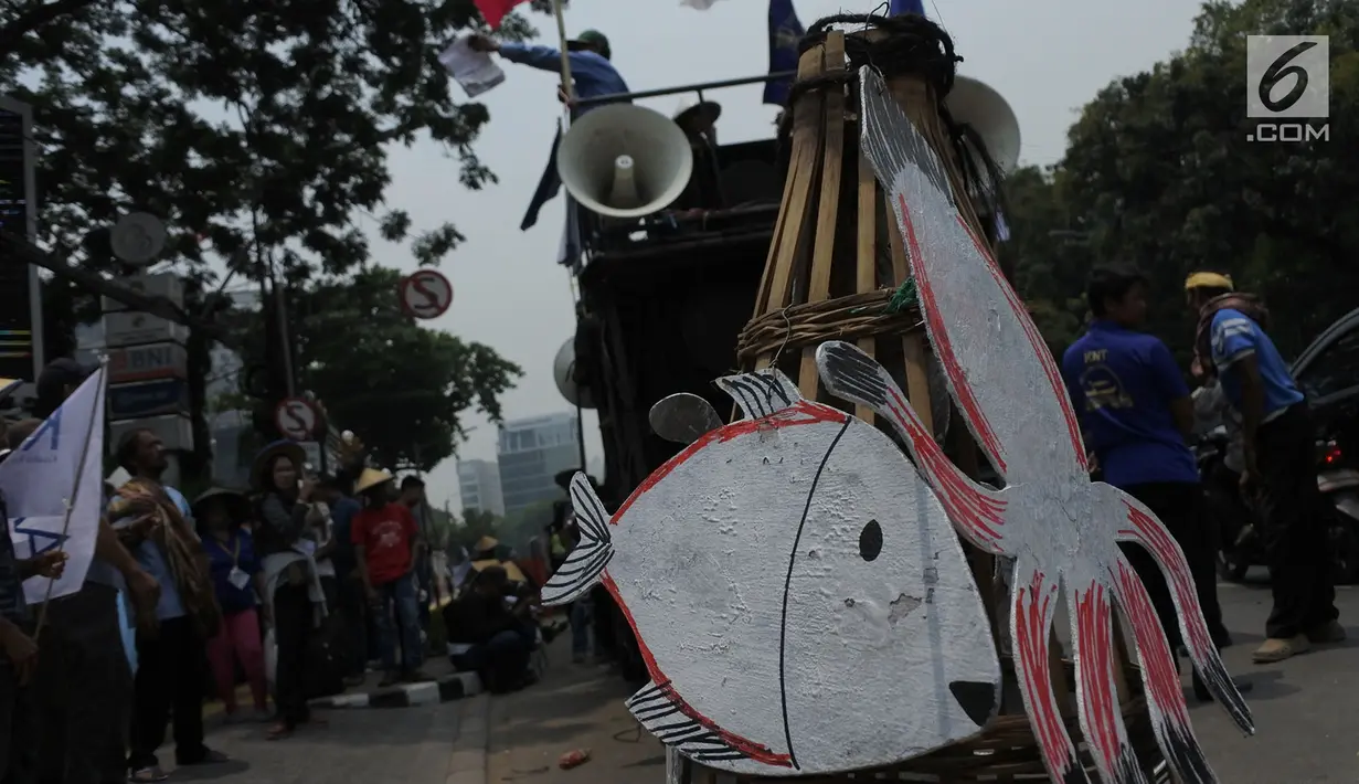 Massa KIARA membawa perangkap ikan saat aksi unjuk rasa di depan Gedung Kementerian Kelautan dan Perikanan, Jakarta, Rabu (17/10). Aksi tersebut menuntut tidak ada lagi perampasan ruang hidup masyarakat pesisir Indonesia. (Merdeka.com/Imam Buhori)