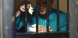 Saipul Jamil terlihat segar menggunakan baju koko berwarna hijau. Sebelum persidangan ketiganya pada hari ini. Saipul Jamil lahap menyantap makanan yang dibawakan oleh wanita spesial yang bernama Indah Sari.