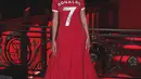 Gaun yang dikenakan Georgina berupa kaos berwarna merah dengan nomor 7 milik Cristiano Ronaldo di bagian depan disulap menjadi gaun panjang yang elegan. [@georginagio]