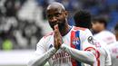 Pemain Olympique Lyonnais, Moussa Dembele, melakukan selebrasi saat melawan Montpellier pada laga Liga Prancis di Stadion The Groupama (23/4/2022). Kontrak Dembele di Parc Olympique Lyonnais berakhir pada akhir musim nanti dan kabarnya ia tidak akan memperpanjang kontraknya di klub. Ini menjadi kesempatan MU memboyong sang pemain untuk meningkatkan ketajaman lini serang. (AFP/Olivier Chassignole)