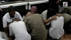 Sekelompok pelajar yang terlibat tawuran ditangkap polisi. Mereka meminta maaf kepada orang tua sambil menangis dan bersujud.