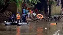 Petugas melemparkan pelampung kepada warga yang hanyut dalam simulasi penyelamatan saat banjir, Kampung Pulo, Jakarta, Selasa (13/1/2015). (Liputan6.com/Johan Tallo)