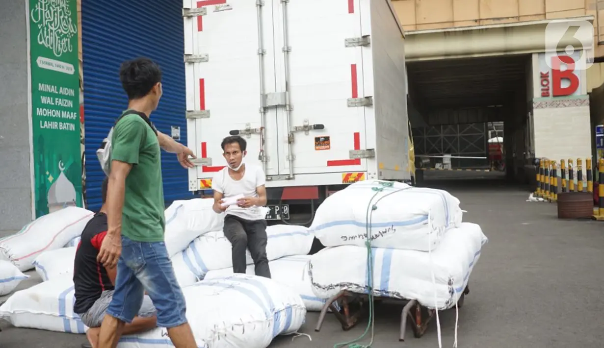 Sejumlah pria beraktivitas di kawasan Pasar Tanah Abang, Jakarta, Senin (11/5/2020). Pemerintah Provinsi DKI Jakarta kembali memperpanjang penutupan sementara Pasar Tanah Abang hingga 22 Mei 2020 untuk mencegah penyebaran virus corona COVID-19. (Liputan6.com/Immanuel Antonius)