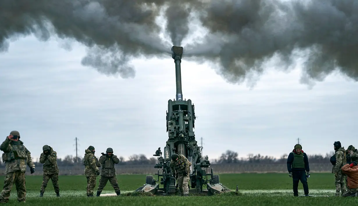 <p>Tentara Ukraina menggempur posisi Rusia menggunakan Howitzer M777 yang dipasok Amerika Serikat (AS) di wilayah Kherson, Ukraina, 9 Januari 2023. Memasuki hari ke-321 peperangan, konflik di antara Rusia dengan Ukraina sampai saat ini terus berlanjut dan belum terlihat akan segera berakhir. (AP Photo/Libkos)</p>