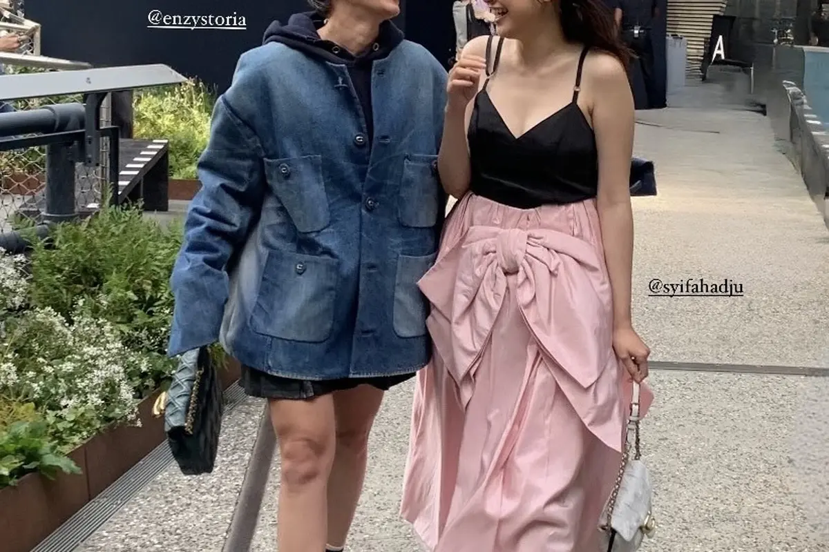 Enzy Storia dan Syifa Hadju saat Hadir di New York Fashion Week