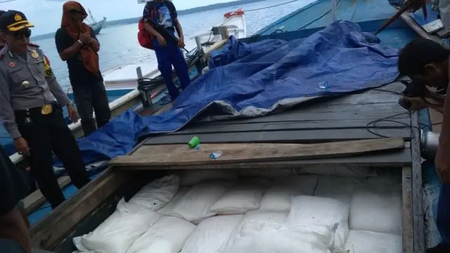 Penangkapan kapal KLM Motor Eka Putri oleh Tim Gabungan yang kedapatan membawa 50 ton amonium nitrat yang diduga akan digunakan sebagai bahan baku pembuatan bom ikan. (Dok KKP)