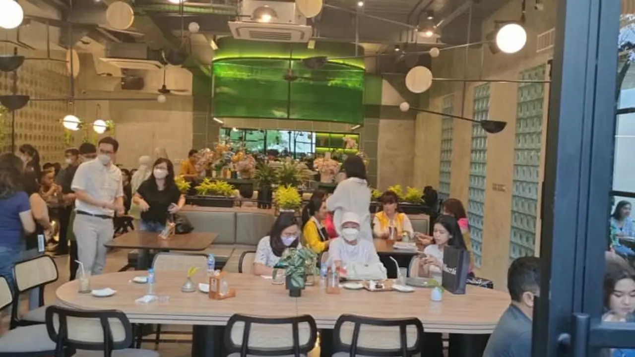 Mendesain Restoran Burger dengan Konsep Industrial dan Bernuansa Alam Lewat Vertical Garden
