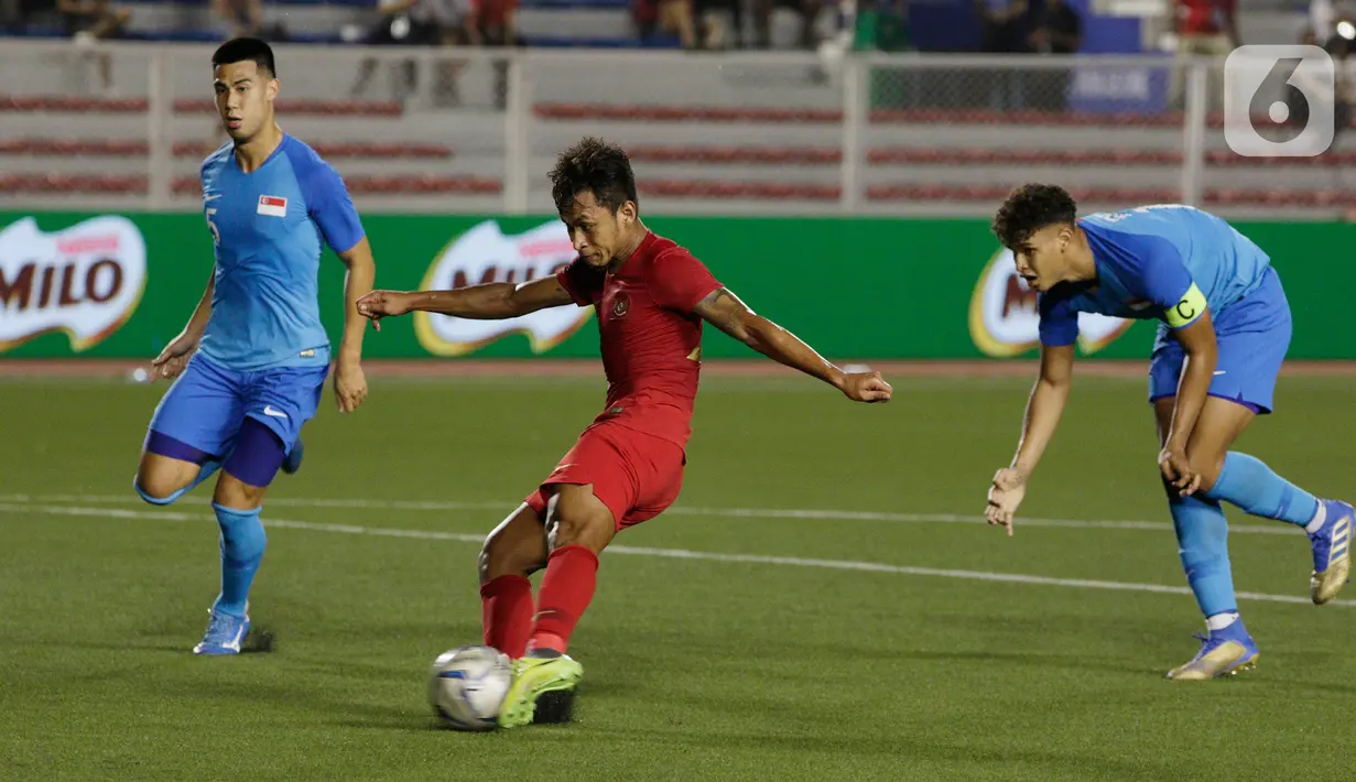 Striker Timnas Indonesia U-22, Osvaldo Haay, bersiap melepaskan tendangan ke gawang Timnas Singapura U-22 dalam pertandingan Grup B SEA Games 2019 di Stadion Rizal Memorial, Manila, Kamis (28/11/2019). Indonesia menang dengan skor 2-0 atas Singapura. (Bola.com/M Iqbal Ichsan)