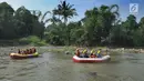 Murid TPQ Kelopak Kalisari Jakarta saat wisata rafting khusus anak di kawasan Bendungan Katulampa, Bogor, selasa (20/11). Dengan membayar Rp 20 ribu, rafting ini menjadi salah alternatif pengenalan lingkungan alam sejak dini. (Merdeka.com/Arie Basuki)