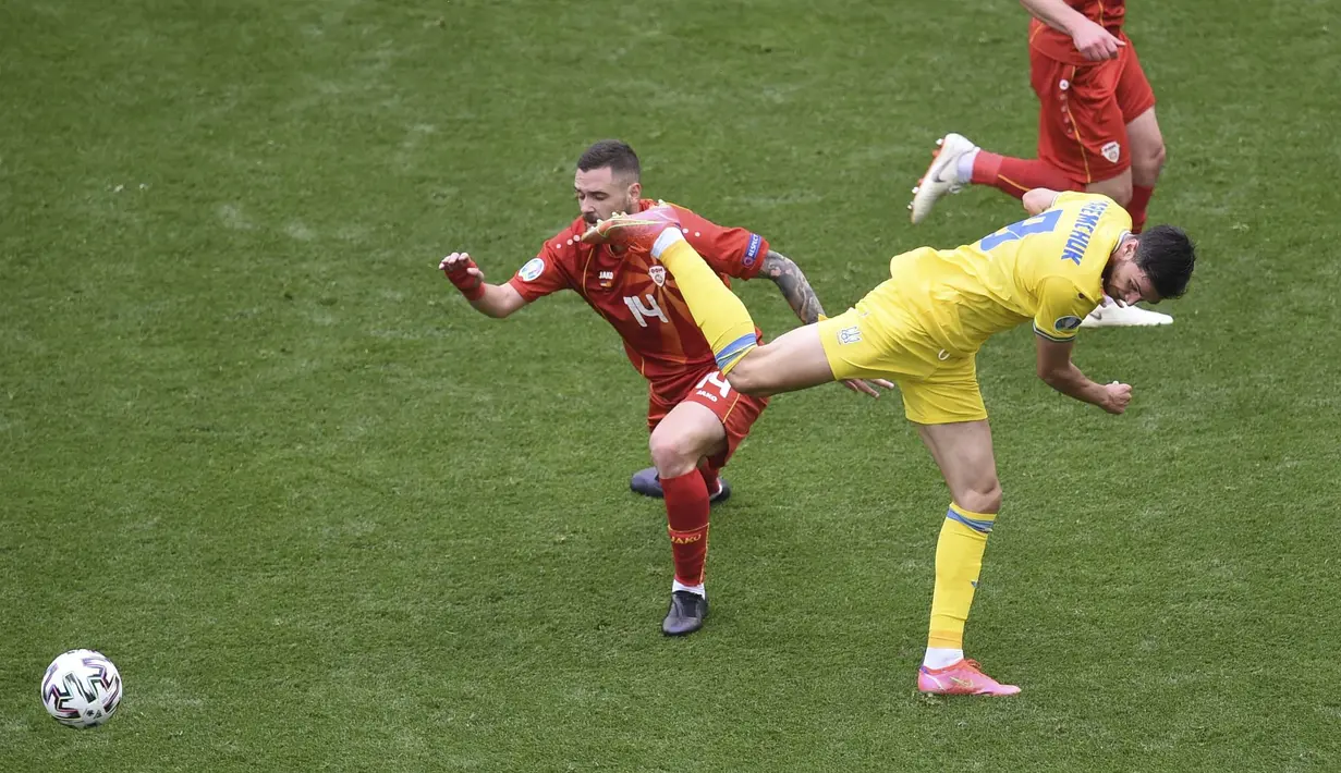 Gol Alioski ini meningkatkan kepercayaan diri Makedonia Utara. Mereka semakin aktif menyerang gawang Ukraina, meski Ukraina juga beberapa kali mengancam gawang Makedonia Utara. (Foto: AP//Pool/Mihai Barbu)