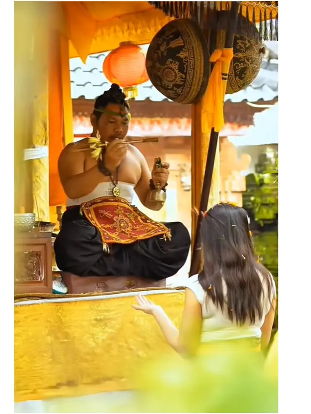 5 Potret Marshanda Melukat di Bali, Khusyuk Pejamkan Mata di Bawah Air Mengalir