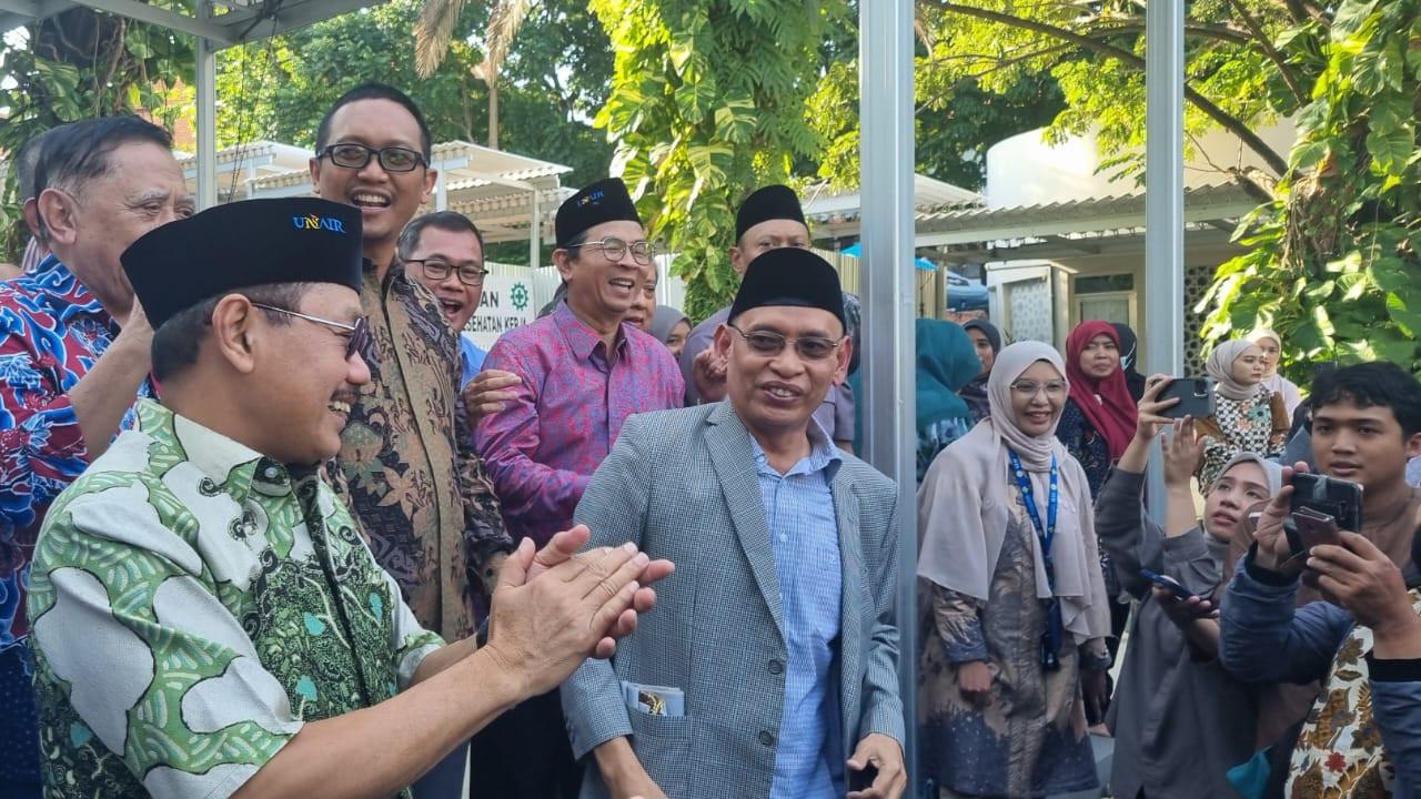 Rektor Unair Mohammad Nasih membatalkan keputusan pemberhentian  Budi Santoso sebagai Dekan Fakultas Kedokteran Unair.(Dian Kurniawan/Liputan6.com)
