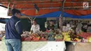 Pedagang melayani pembeli petasan di pasar gembrong, Jakarta, Senin (11/6). Imbas meledakanya pabrik petasan di tanggerang beberapa waktu lalu, harga petasan dan kembang api naik saat menjelang Lebaran 2018. (Liputan6.com/Herman Zakharia)