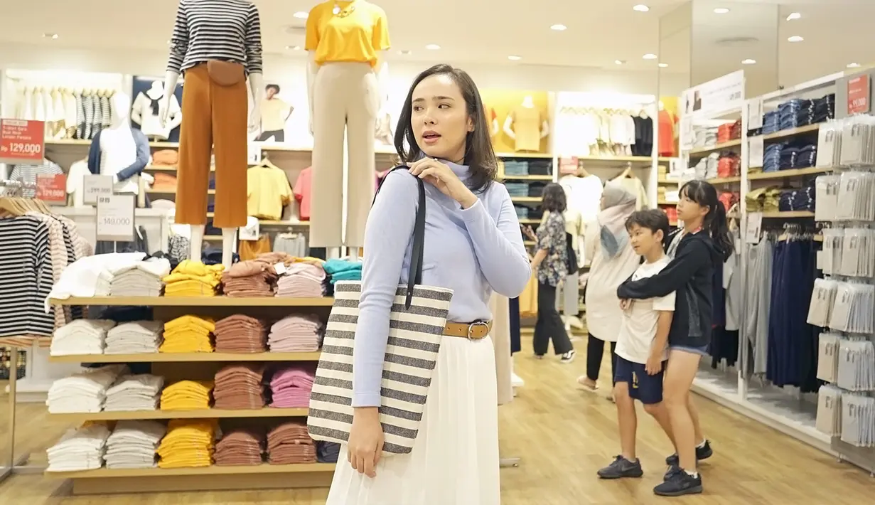 Dengan tas berwarna hitam putih, menambah kesan santai busana yang dipakai oleh Pamela Bowie. Pencahayaan yang bagus membuat kecantikannya makin terpancar. (KapanLagi.com/Bambang E Ros)