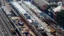 Pekerja menyelesaikan proyek pembangunan depo Mass Rapid Transit (MRT) di Lebak Bulus, Jakarta, Selasa (14/11). Rencananya, seluruh pengerjaan MRT akan selesai tahun depan dan mulai beroperasi secara komersil pada 31 Maret 2019. (Liputan6.com/JohanTallo)