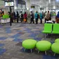 Calon penumpang antre untuk masuk pesawat melalui boarding gate di terminal baru Bandara Internasional Ahmad Yani Semarang, Rabu (6/6). Terminal baru itu berjarak 6 KM dari terminal lama atau sekitar 30 menit menggunakan kendaraan. (Liputan6.com/Gholib)