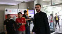 Pemain baru Persija Jakarta, Marco Motta, saat tiba di Kantor Persija, Kuningan, Jakarta, Senin, (3/2/2020). Mantan pemain Juventus dan AS Roma ini akan menjadi andalan di lini pertahanan Macan Kemayoran musim depan. (Bola.com/M Iqbal Ichsan)