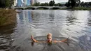 Petenis putri Jerman, Angelique Kerber, berenang di Sungai Yarra river, sehari setelah memenangi tunggal putri tenis Australia Terbuka 2016 di Melbourne Park, Australia, Minggu (31/1/2016). (Reuters/Fiona Hamilton)