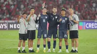 Pelatih kiper Timnas Indonesia, Kim Bong-soo (dua dari kiri) berpose bersama tiga penjaga gawang Tim Garuda. (Instagram/pace_yoojaehoon)