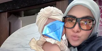 Tak terasa, waktu berlalu begitu cepat. Princess R, buah hati dari pasangan selebriti Syahrini dan Reino Barack, kini telah menginjak usia 5 bulan.