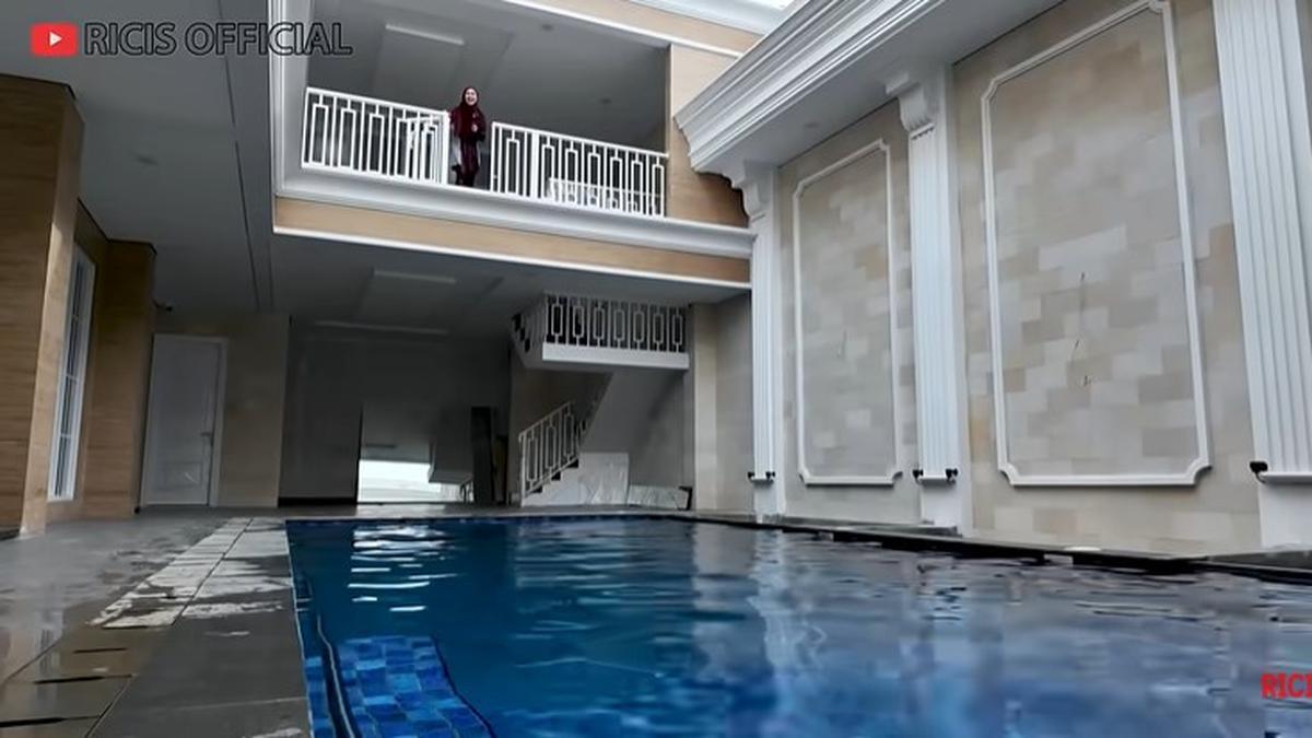 5 Potret Balkon Setinggi 5 Meter di Rumah Baru Ria Ricis, Jadi Tempat Lompat ke Kolam Renang