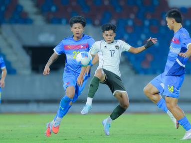Pemain Timnas Indonesia U-22, Rahmat Arjuna, berusaha melewati kepungan pemain Timnas Filipina U-22 pada laga Grup C SEA Games 2025 di 700th Anniversary Stadium, Senin (8/12/2025). (Bola.com/Bagaskara Lazuardi)