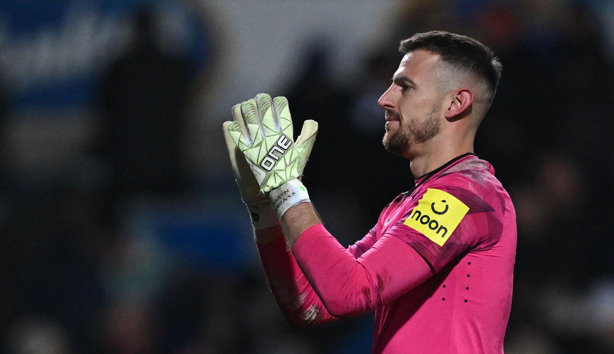 Kiper Newcastle, Martin Dubravka merayakan kemenangan atas Blackburn pada laga putaran kelima Piala FA 2023/2024 yang berlangsung di Ewood Park, Blackburn, Inggris, Rabu (28/02/2024) dini hari WIB. (AFP/Paul Ellis)