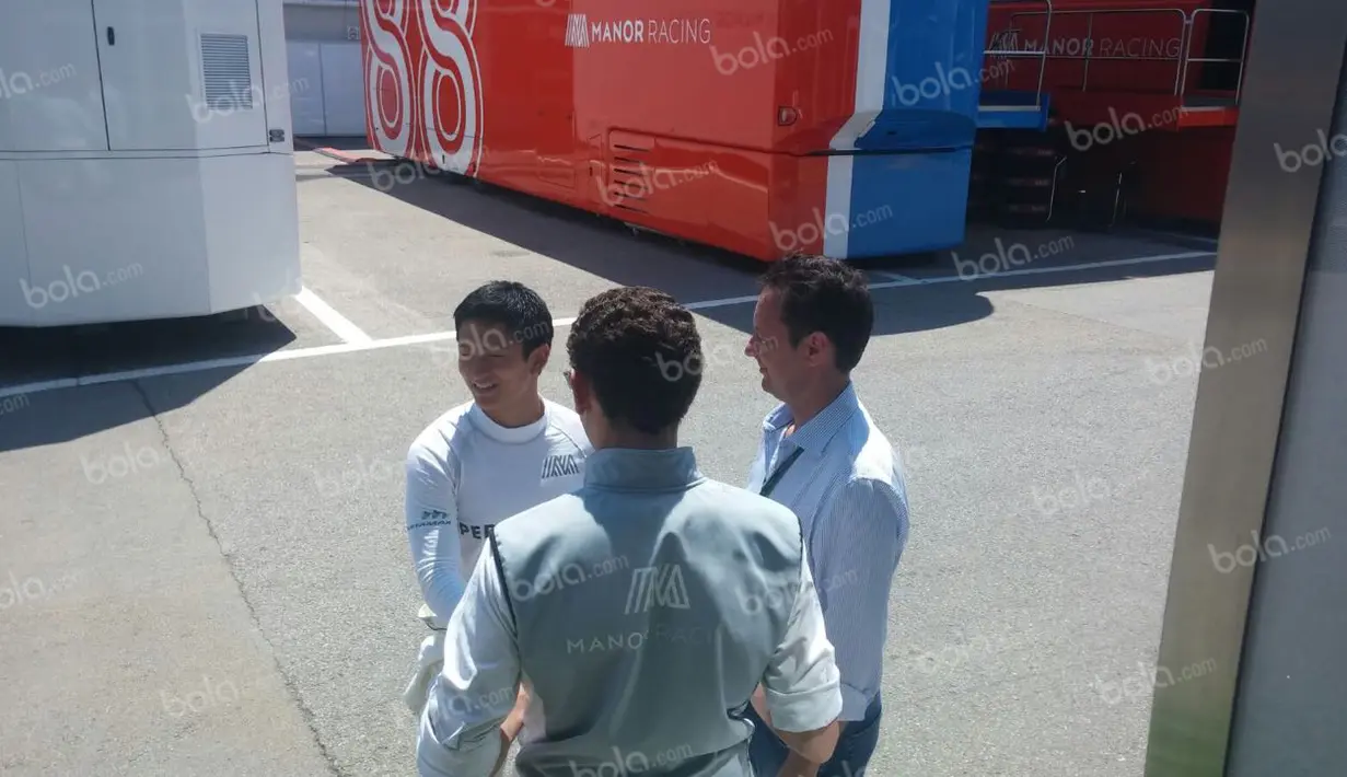Pebalap Manor Racing asal Indonesia, Rio Haryanto, berdiskusi dengan manajernya, Piers Hunnisett (kanan), dan seorang kru Manor Racing seusai balapan F1 GP Spanyol di Sirkuit Catalunya, Spanyol, Minggu (15/5/2016). (Bola.com/Reza Khomaini)