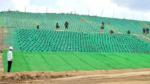 Jokowi Tinjau Pembangunan Jalan Tol IKN