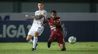Pemain Borneo FC, Marckho Sandi Merauje (kanan) berebut bola dengan pemain Bali United, Stefano Lilipaly dalam laga pekan ke-5 BRI Liga 1 2021/2022 di Stadion Indomilk Arena, Tangerang, Selasa (28/09/2021). (Bola.com/Bagaskara Lazuardi)