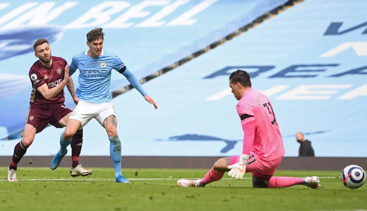 Laga seperti akan berakhir dengan skor 1-1. Namun, Leeds mencetak gol keduanya pada menit 90+1. Lagi-lagi lewat aksi Stuart Dallas, kali ini usai menyambut umpan dari Ezgjan Alioski. (Foto: AFP/Pool/Michael Regan)