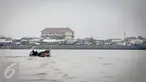 Suasana tanggul pengaman pantai di kawasan pesisir Cilincing, Jakarta, Jumat (17/3). Pengamanan pantai untuk mencegah banjir rob tersebut totalnya mencapai 120 km, karena terdiri dari tanggul pantai dan tanggul muara. (Liputan6.com/Faizal Fanani)