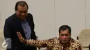 Nurdin Halid bersama Kahar Muzakir memberikan keterangan pers di Gedung DPR/MPR, Jakarta, Rabu (23/11). Rapat tersebut memutuskan untuk mengangkat Ketua Umum PG Setya Novanto menjadi Ketua DPR menggantikan Ade Komarudin. (Liputan6.com/Johan Tallo)