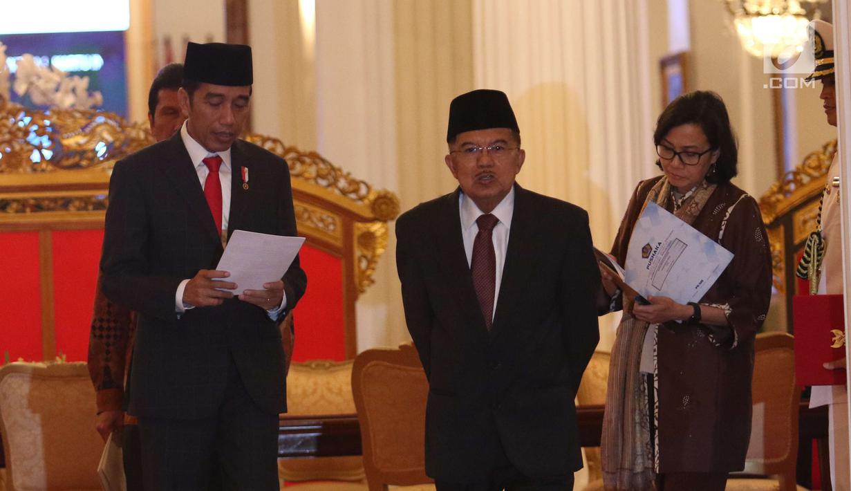 Presiden Jokowi bersama Wapres Jusuf Kalla dan Menkeu Sri Mulyani bersiap memberi keterangan terkait THR di Jakarta, Rabu (23/5). Jokowi sudah menandatangani Perpres soal Tunjangan Hari Raya (THR). (Liputan6.com/Angga Yuniar)
