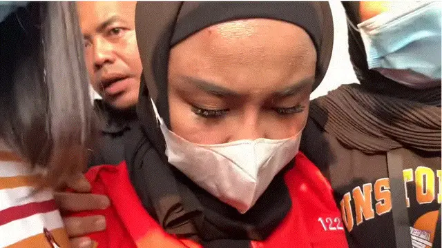 Medina Zein kenakan rompi tahanan