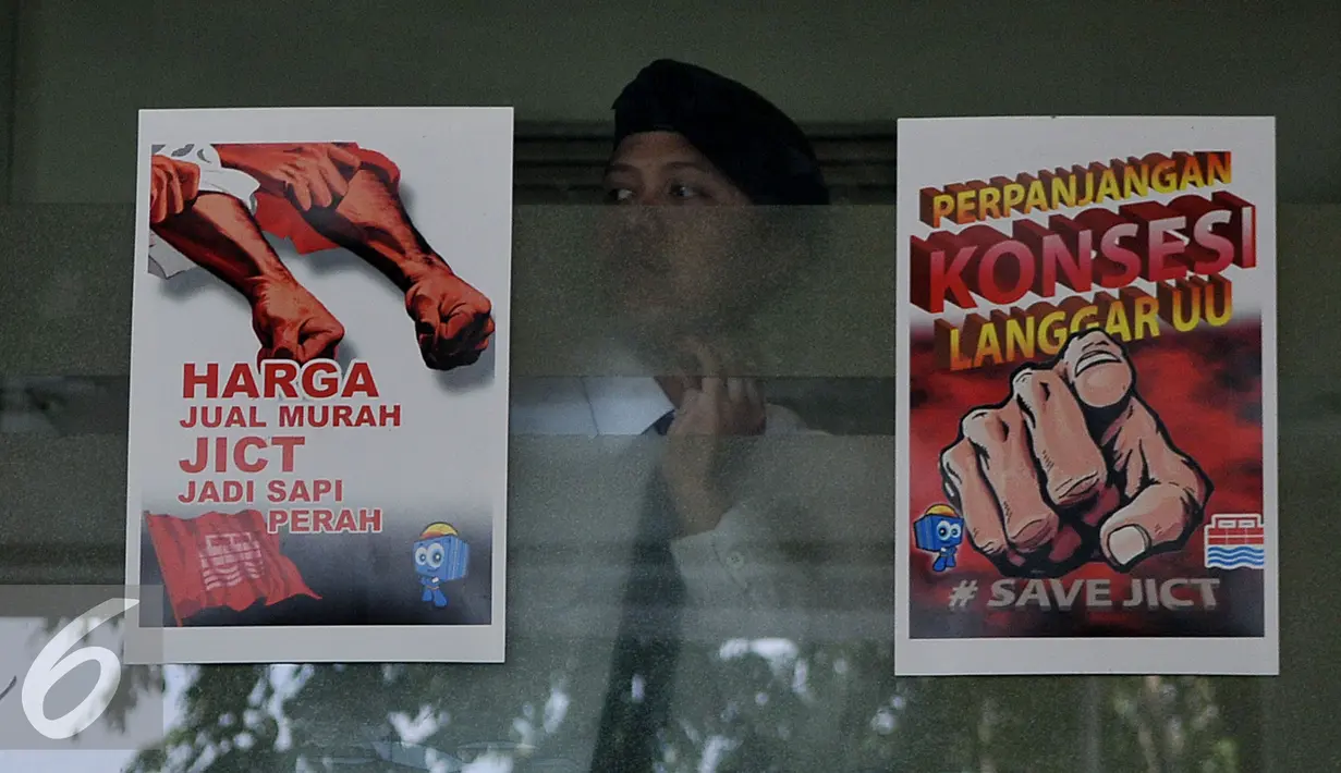 Poster penolakan perpanjangan pengelolaan JICT ditempel di sekitar lokasi aksi Tanjung Priok, Jakarta, Selasa (28/7/2015). Mereka menilai perpanjangan konsesi melanggar UU. (Liputan6.com/JohanTallo)