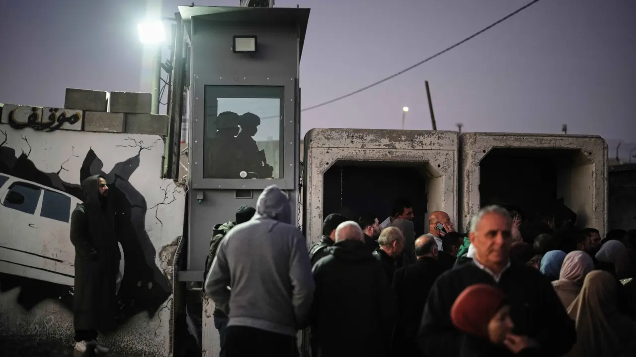 Jumat Pertama Ramadan 1447 Hijriah, Warga Palestina Antre Lintasi Pos Militer Israel Menuju Masjid Al-Aqsa