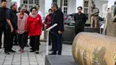 Presiden ke-5 Republik Indonesia, Megawati Soekarnoputri (tengah) didampingi pematung Dolorosa Sinaga saat melihat Monumen Penghilangan Paksa di Galeri Nasional, Jakarta, Kamis (8/8/20204). (Liputan6.com/Angga Yuniar)